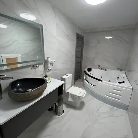 Cozy Side 2bd Apartment, 150m To The